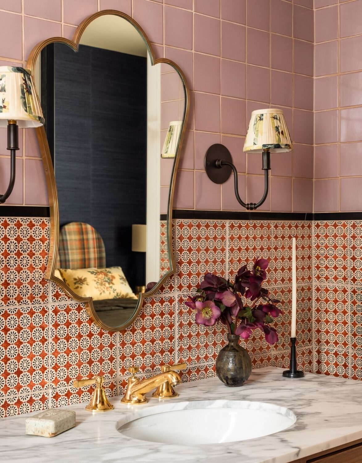 bathroom-pink-tiles-wall-sconces-heidi-caillier-guesthouse-nordroom