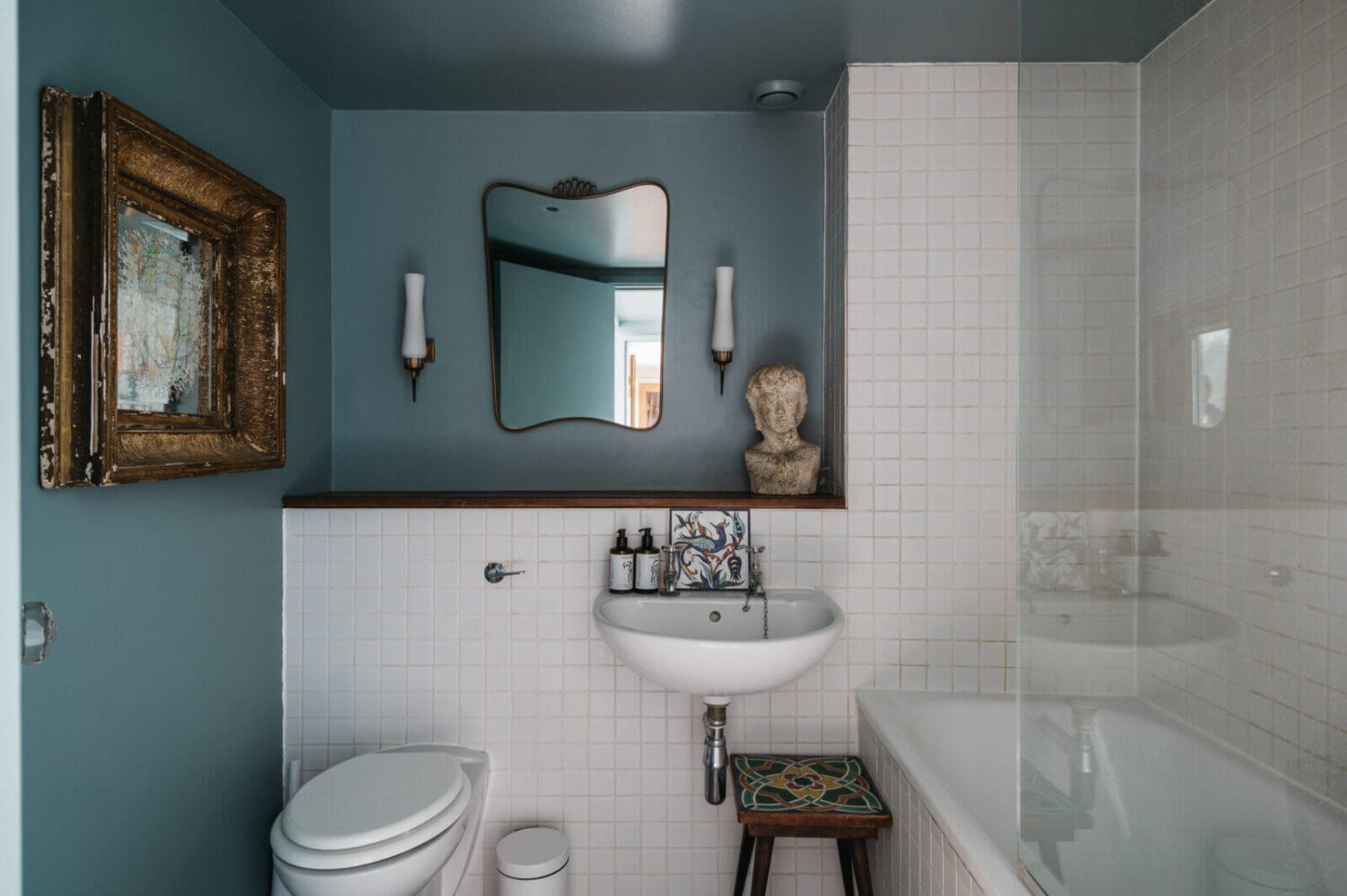 bathroom-white-tiles-blue-walls-ceiling-nordroom