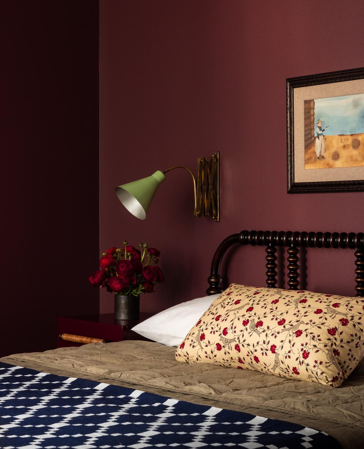 спальня-баклажановый-цвет-стены-Heidi-Caillier-Design-nordroom