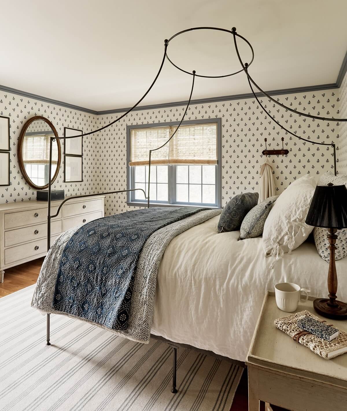 bedroom-canopy-bed-wallpaper-nordroom