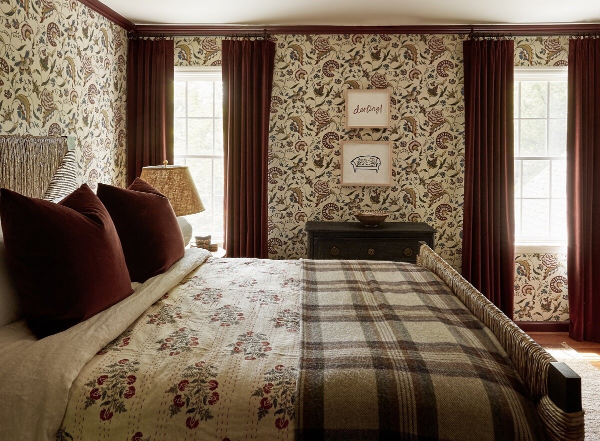 bedroom-wallpaper-red-velvet-decor-nordroom