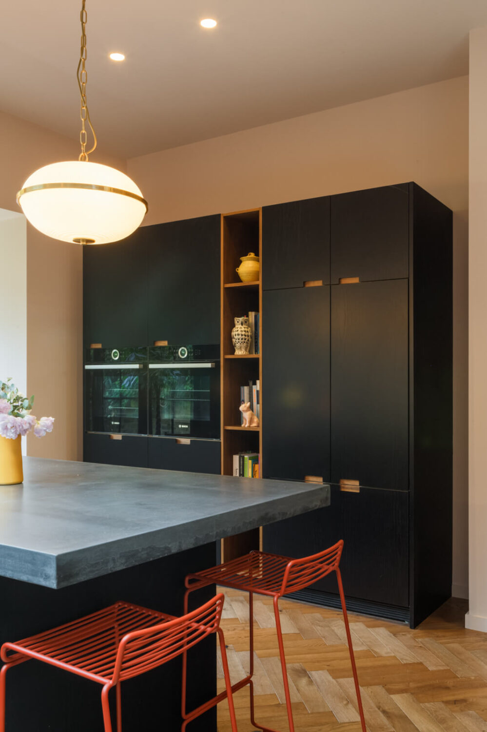 breakfast-bar-black-modern-kitchen-townhouse-london-nordroom