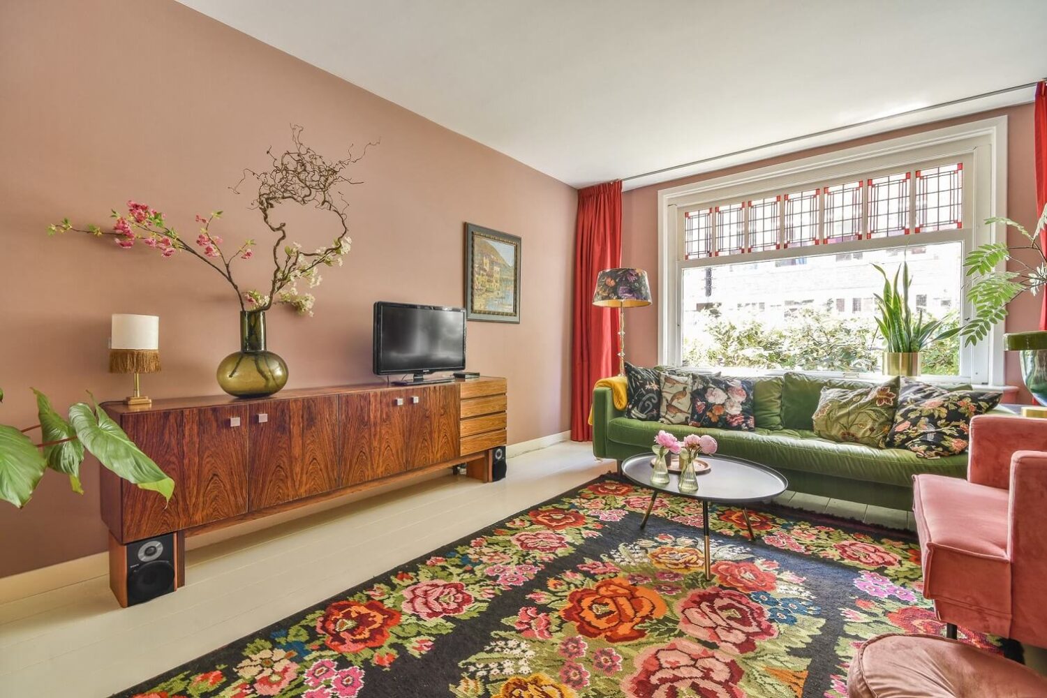 colorul-sitting-room-pink-walls-green-sofa-nordroom