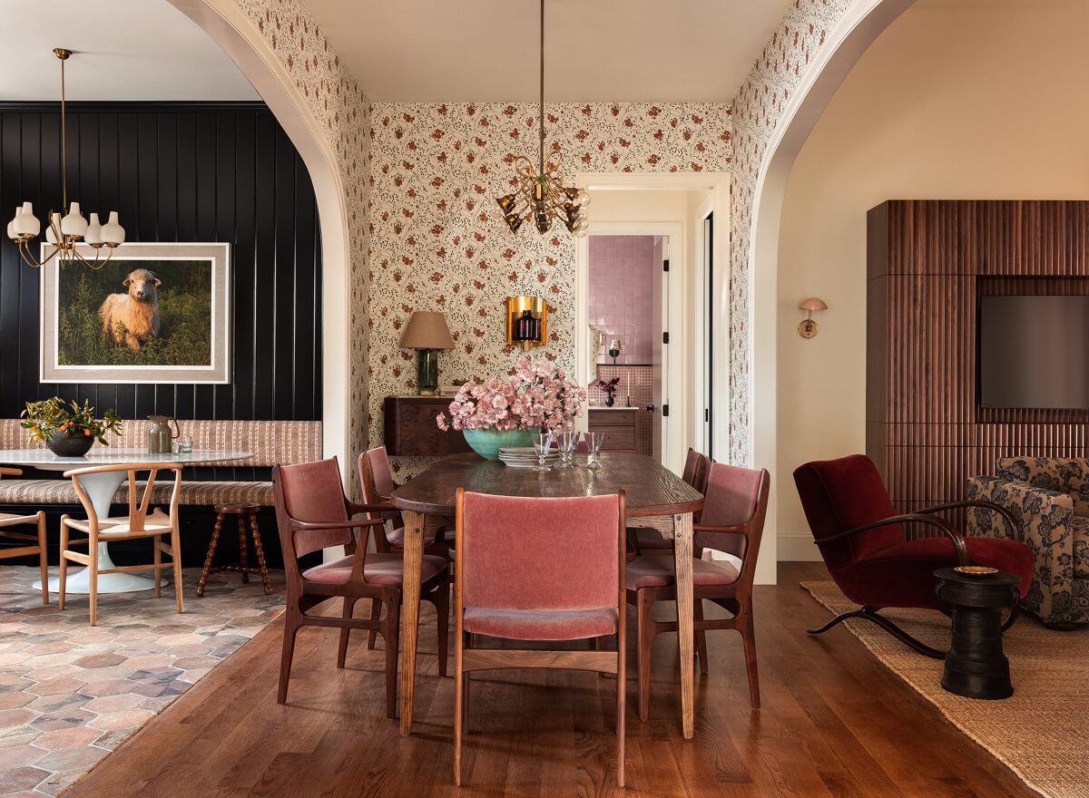 dining-room-floral-wallpaper-pink-dining-chairs-nordroom