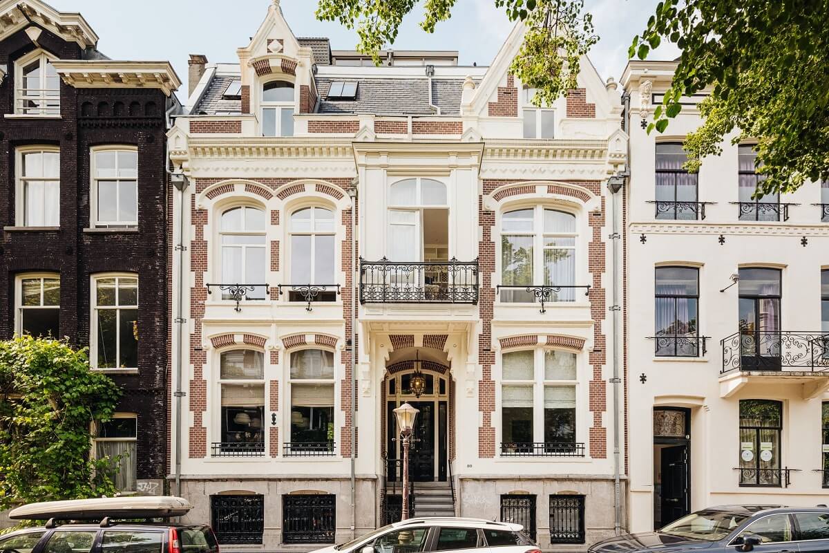 exterior-amsterdam-townhouse-monochrome-apartment-nordroom