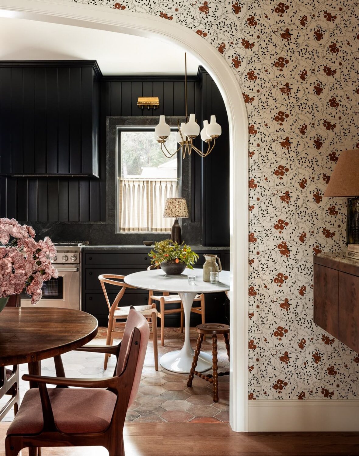 floral-wallpaper-dining-room-arch-doorway-black-kitchen-nordroom
