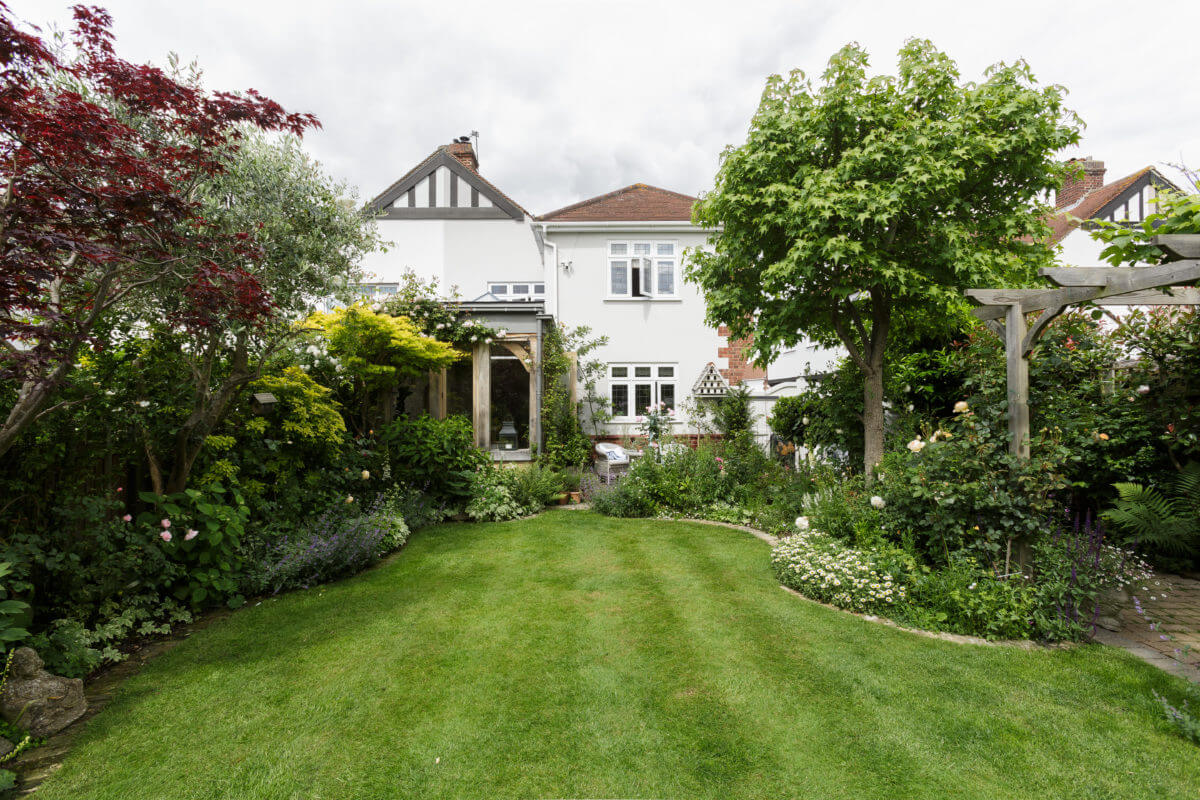 garden-exterior-country-house-england-nordroom