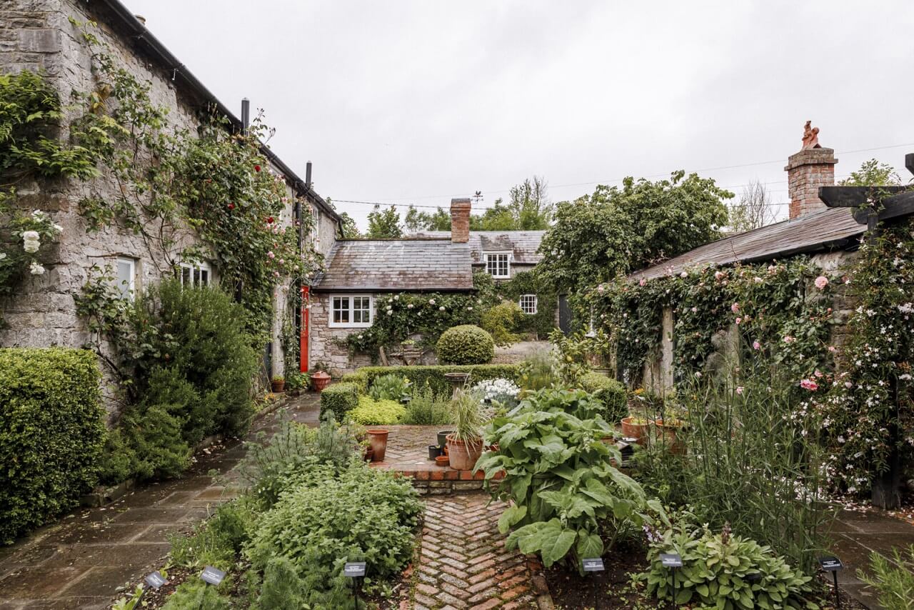 garden-restored-parsonage-england-nordroom