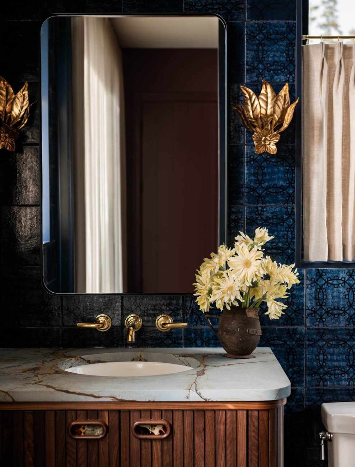 gold-wall-sconces-blue-tiles-bathroom-retro-design-nordroom