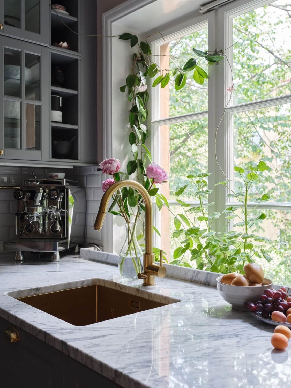 kitchen-detail-brass-sink-marble-worktop-nordroom