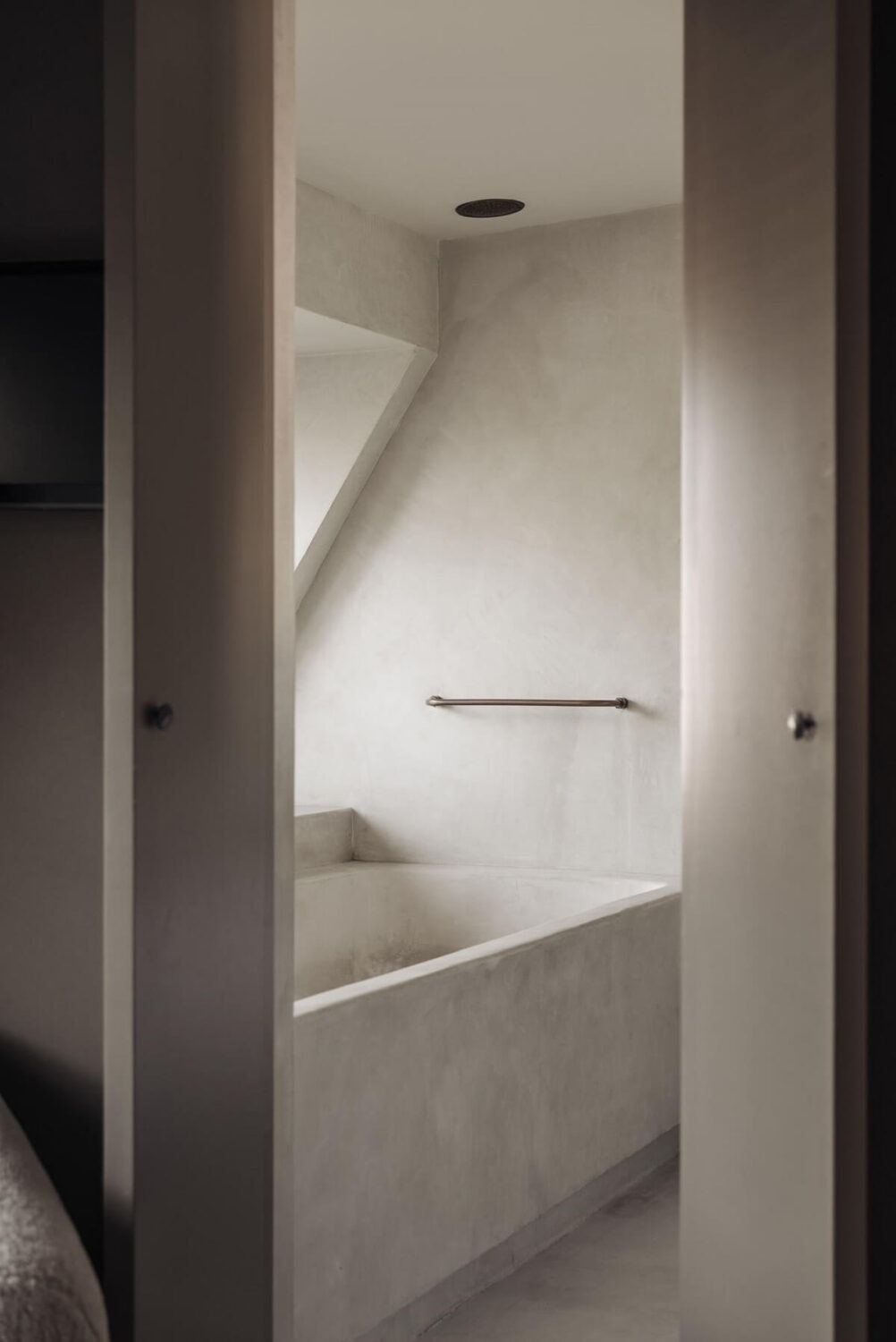 light-gray-bathroom-modern-design-apartment-nordroom