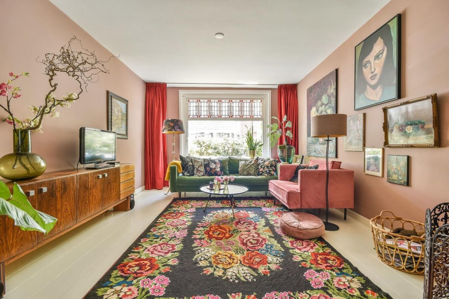 living-room-pink-walls-colorful-furniture-nordroom
