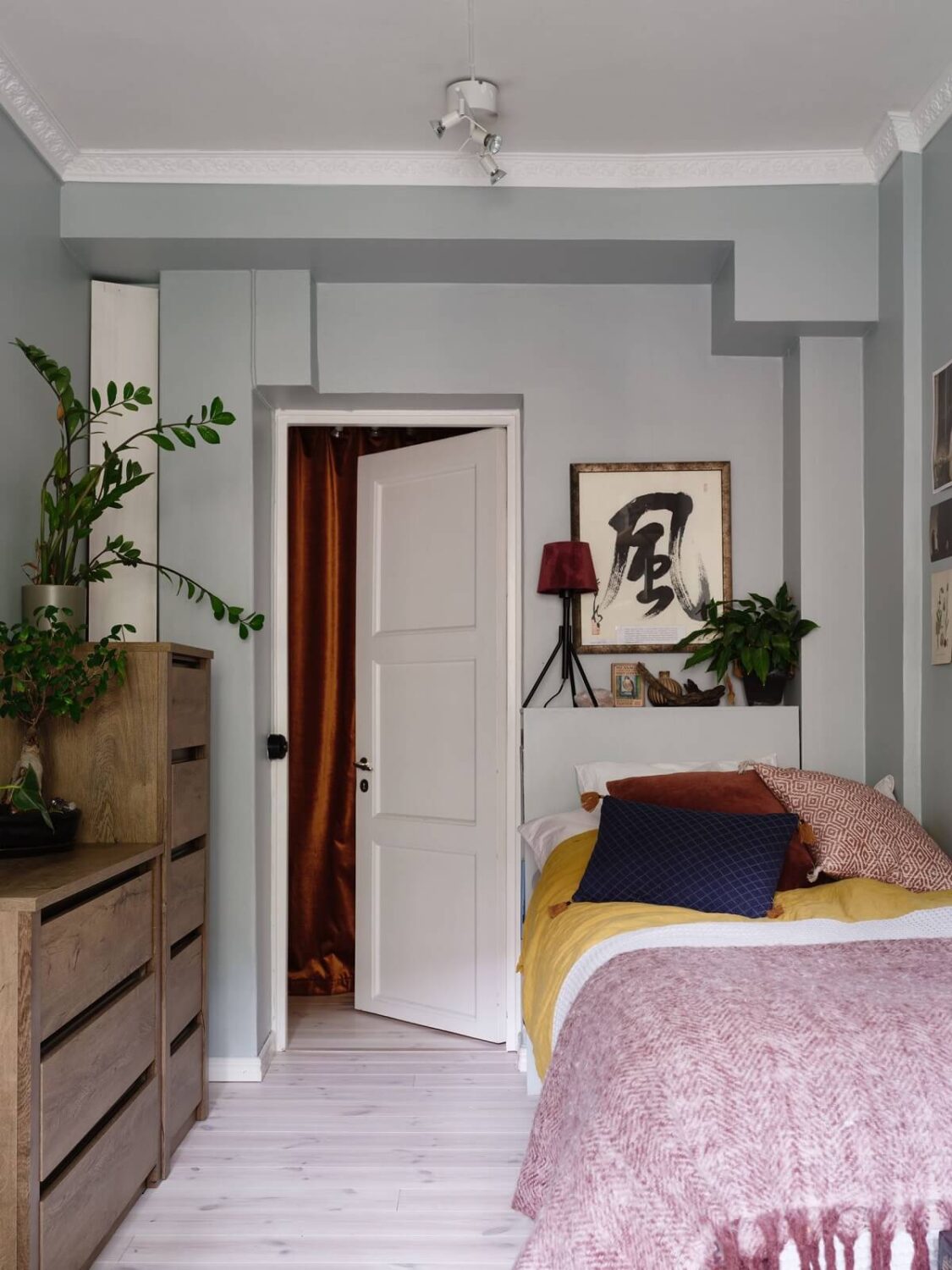 narrow-gray-bedroom-drawers-nordroom