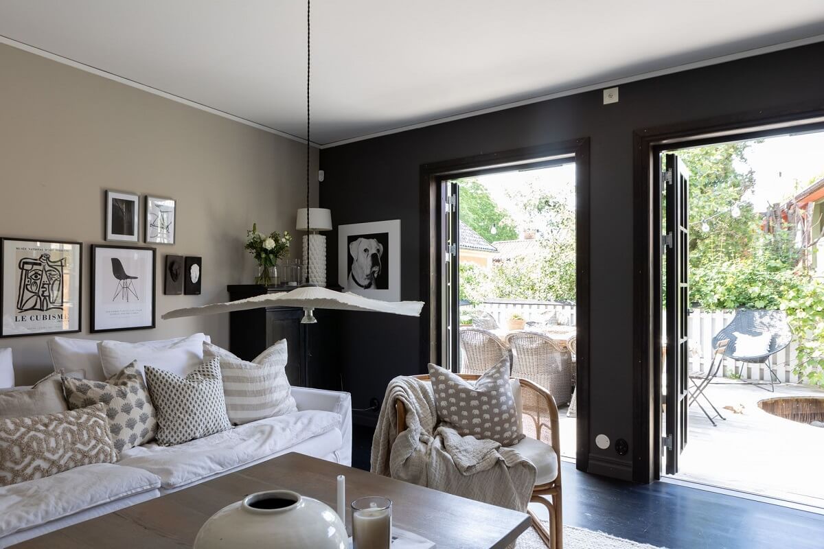 nordic-living-room-black-wall-open-doors-garden-nordroom