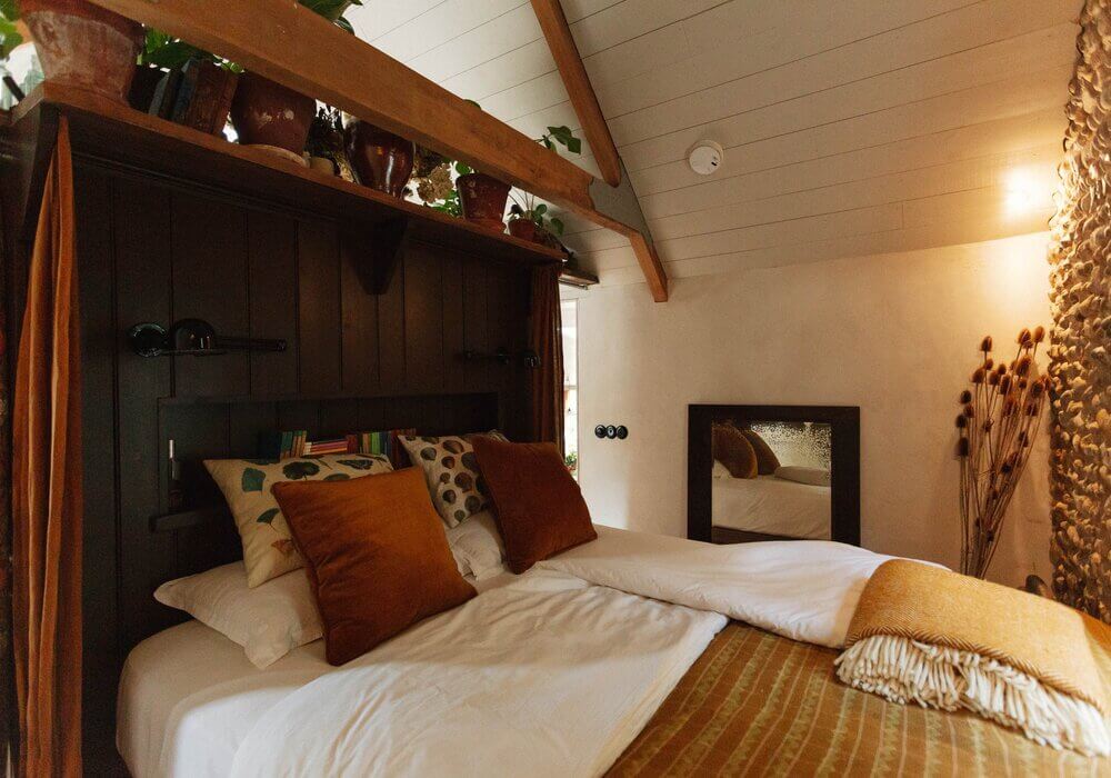 tiny-bedroom-earthy-color-accents-cottage-england-nordroom