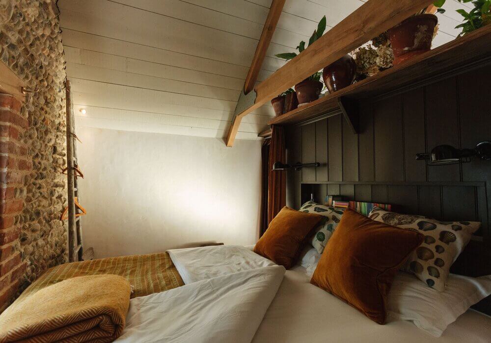 tiny-bedroom-exposed-brick-wall-vintage-cottage-england-nordroom