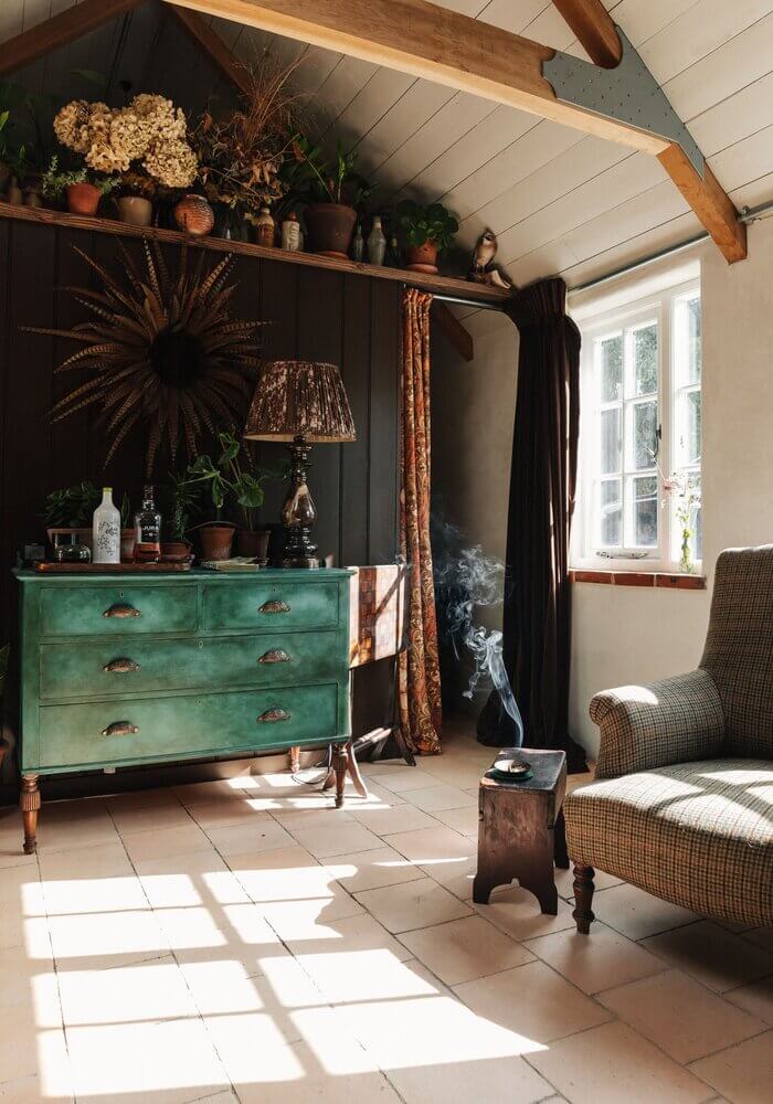 vintage-cottage-sitting-room-exposed-beams-nordroom