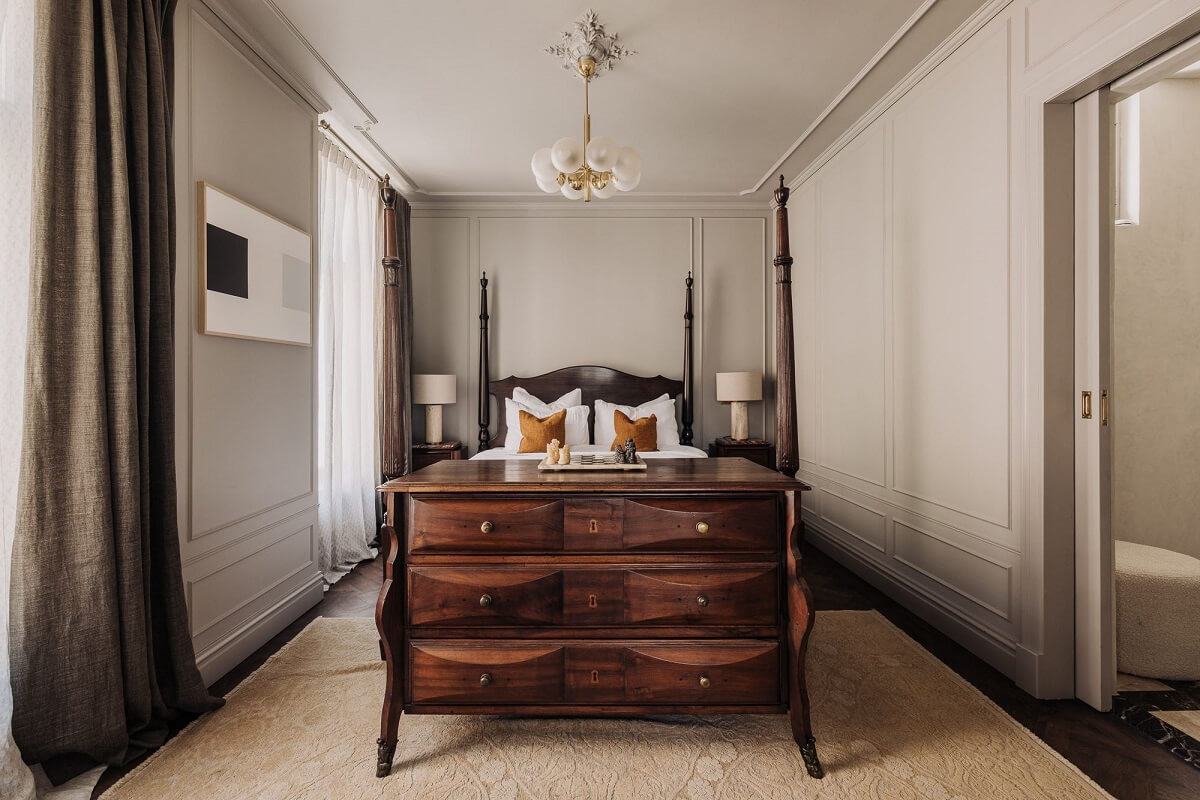 antique-bedroom-canopy-bed-dresser-large-natural-rug-nordroom