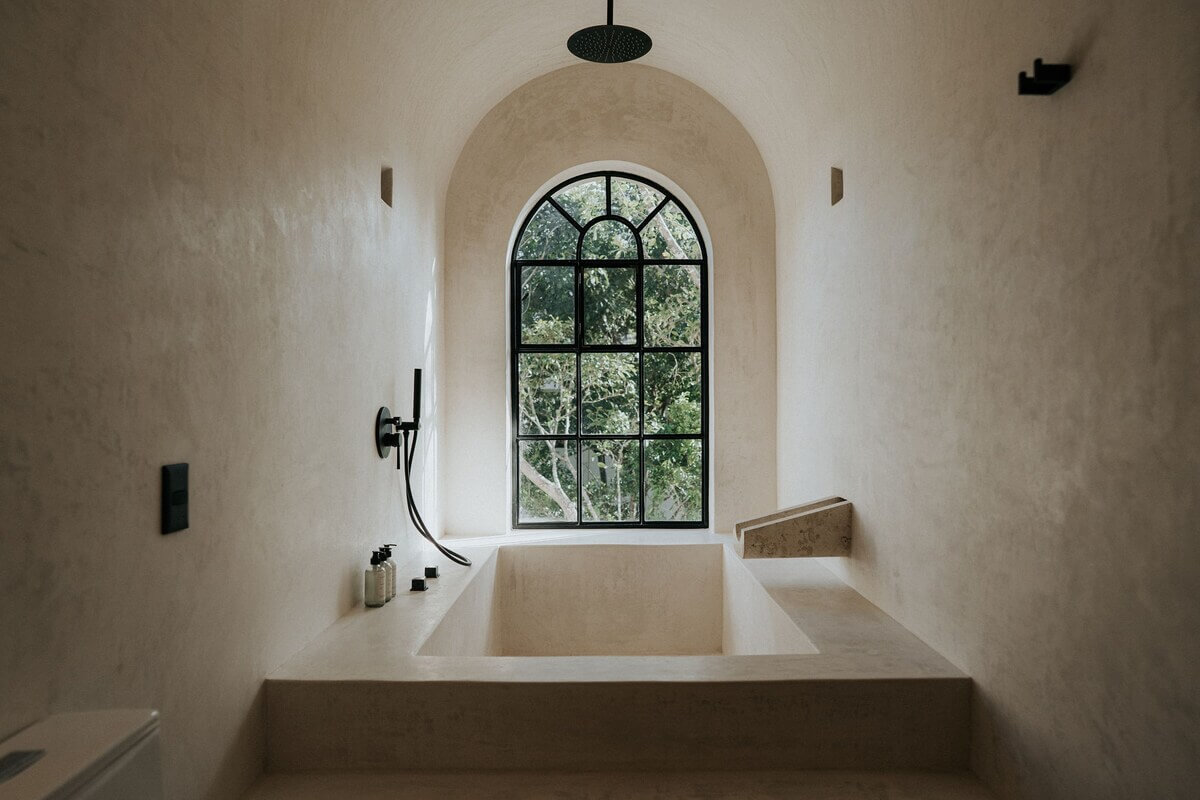 arched-window-bath-serene-natural-materials-nordroom