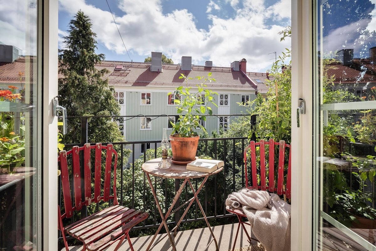 balcony-red-chairs-maisonette-sweden-nordroom