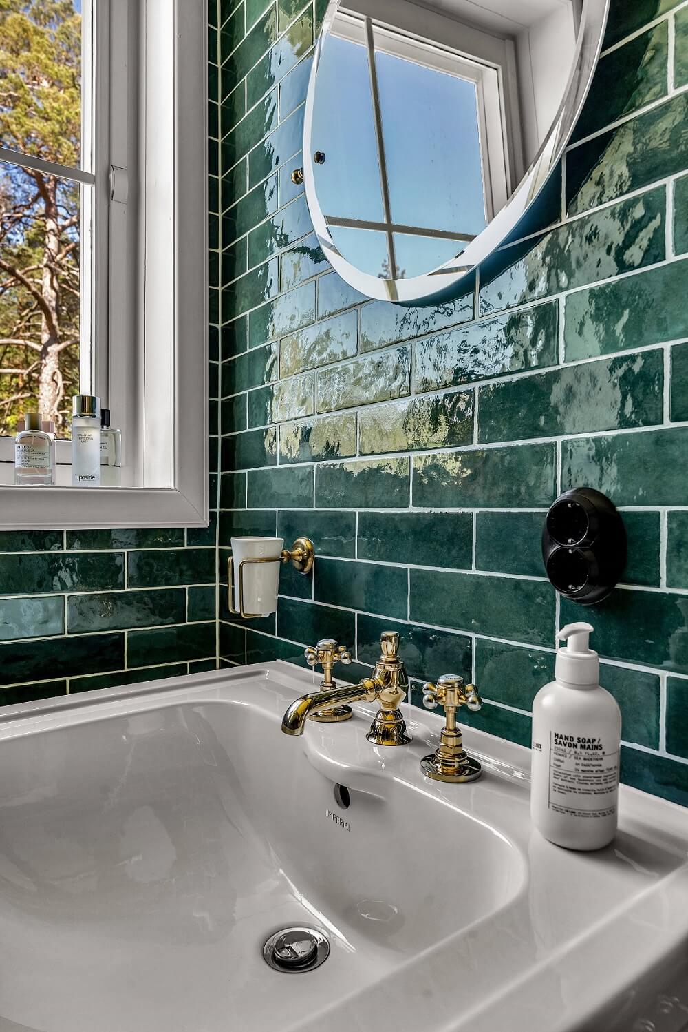 bathroom-glossy-green-tiles-round-mirror-nordroom