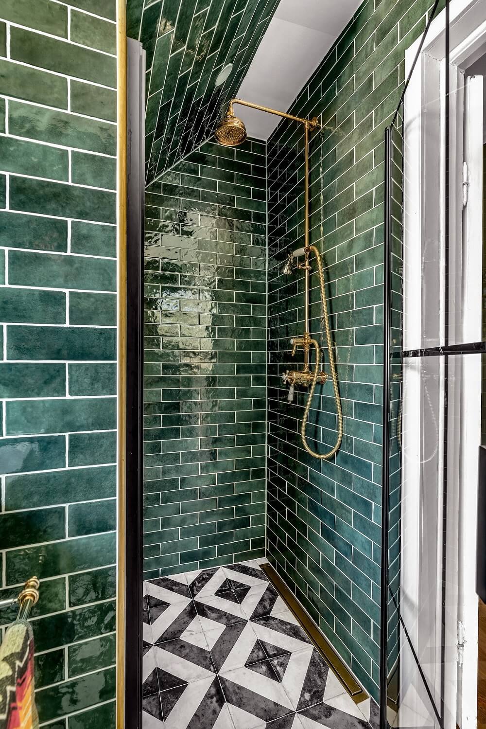 bathroom-shower-glossy-green-tiles-geometric-floor-tiles-nordroom