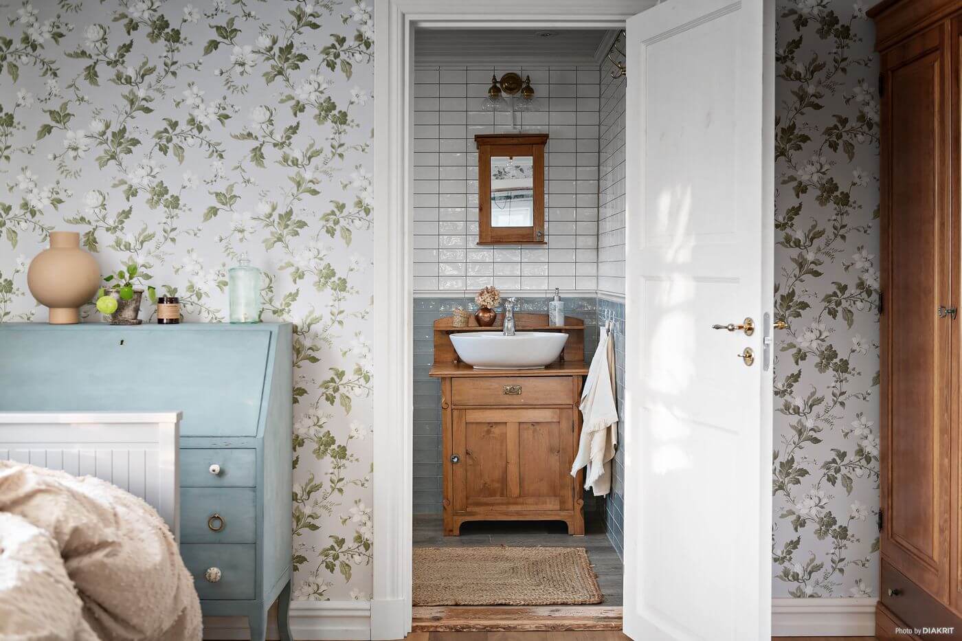 bedroom-en-suite-wallpaper-nordroom