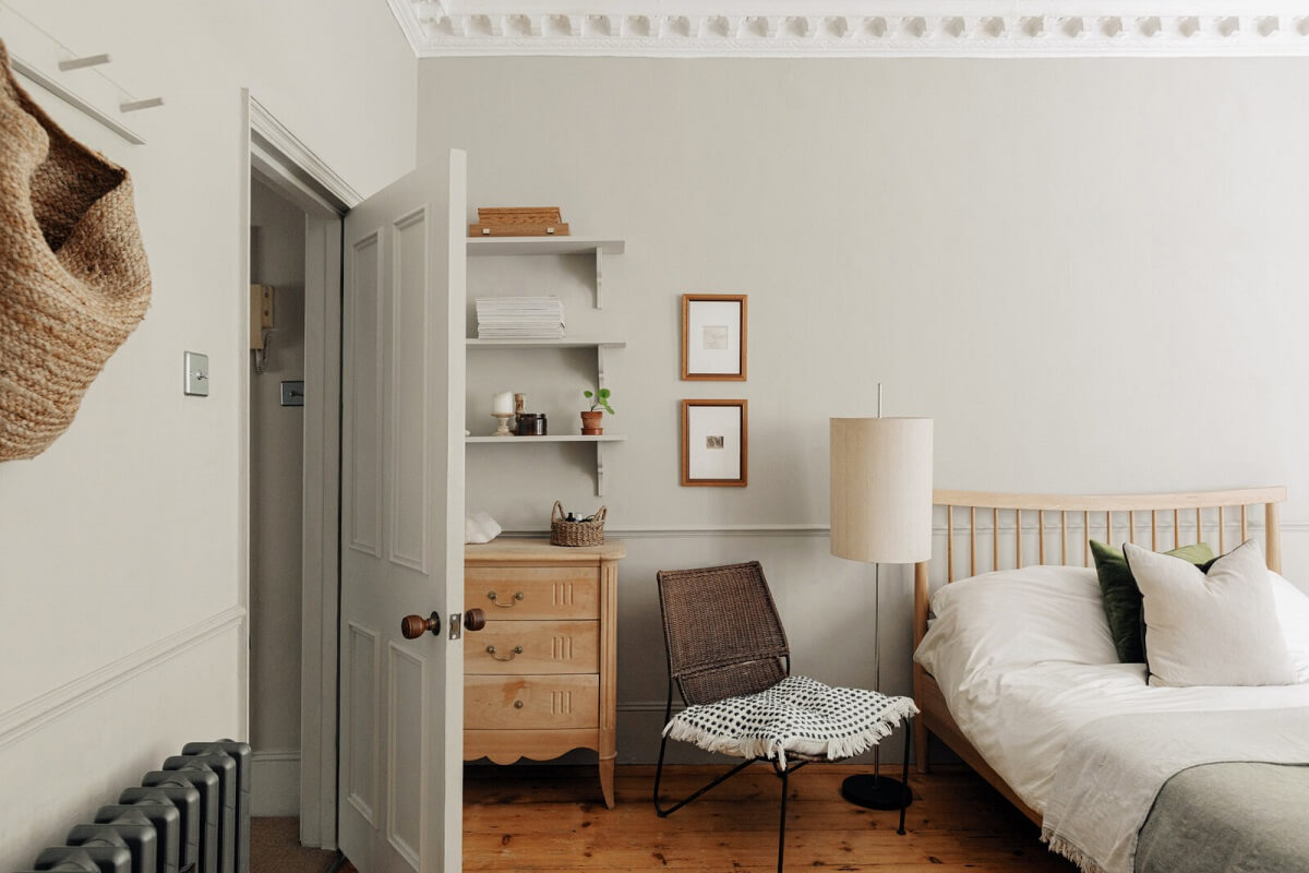 bedroom-light-gray-walls-wooden-floor-nordroom