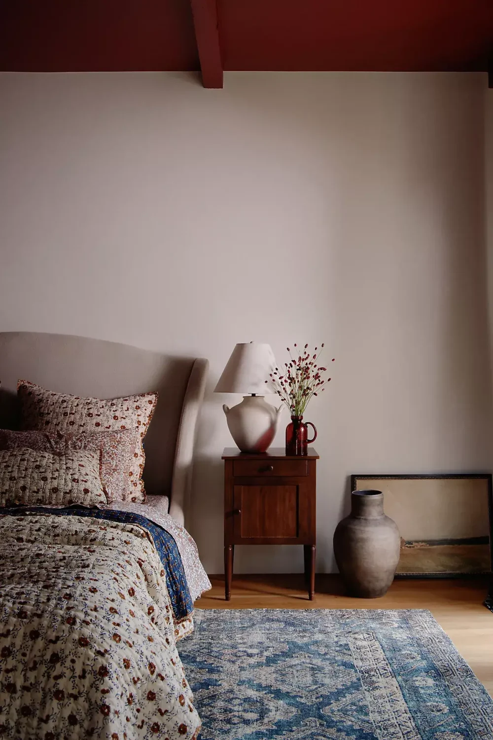 bedroom-pink-painted-ceiling-amber-lewis-anthropologie-nordroom