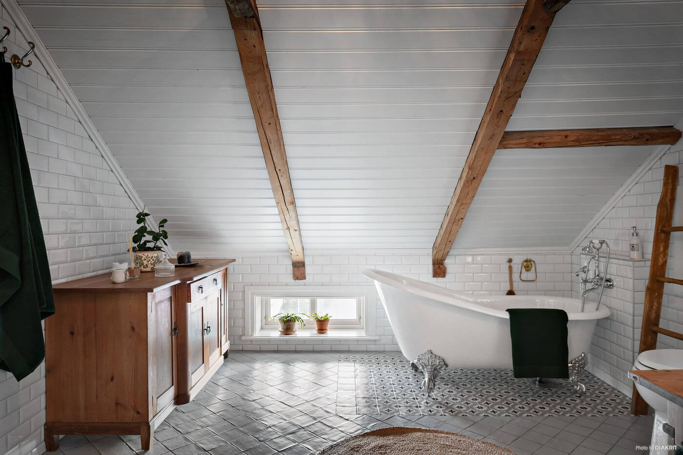 bedroom-sloped-ceiling-exposed-beams-clawfoot-bath-nordroom