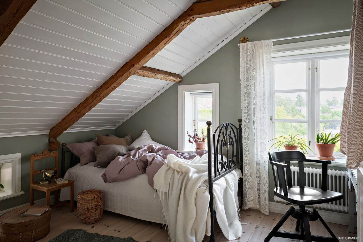 bedroom-sloped-ceiling-wooden-beams-gray-green-walls-nordroom