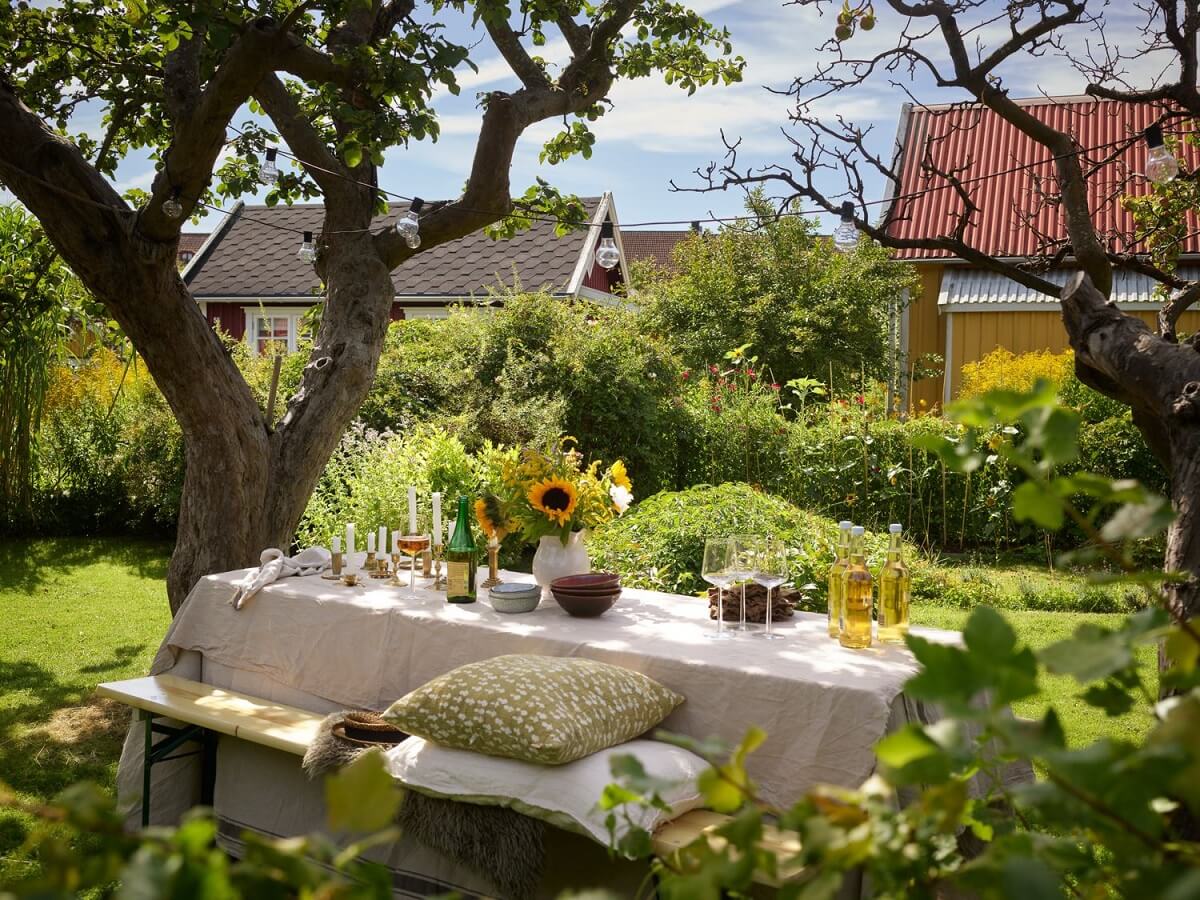 cozy-garden-dining-area-trees-nordroom