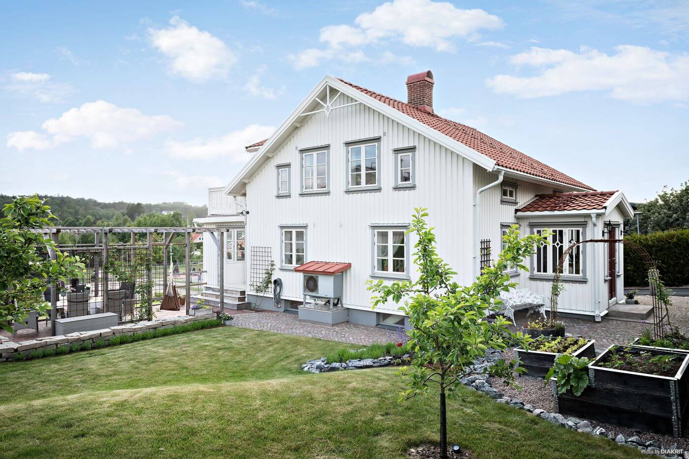 exterior-garden-white-country-house-sweden-nordroom