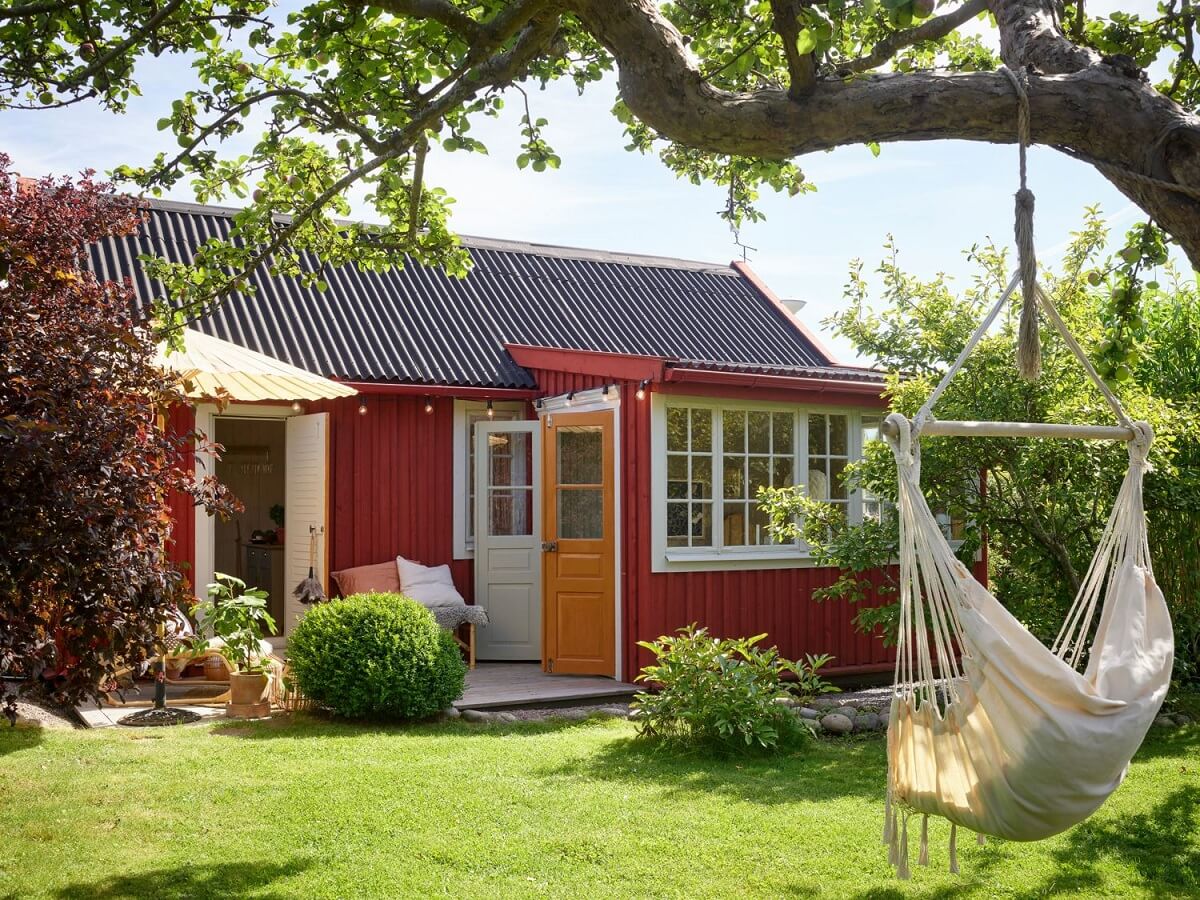 garden-hanging-chair-red-cottage-sweden-nordroom