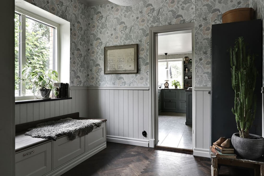 hallway-storage-bench-wooden-floor-wallpaper-nordroom