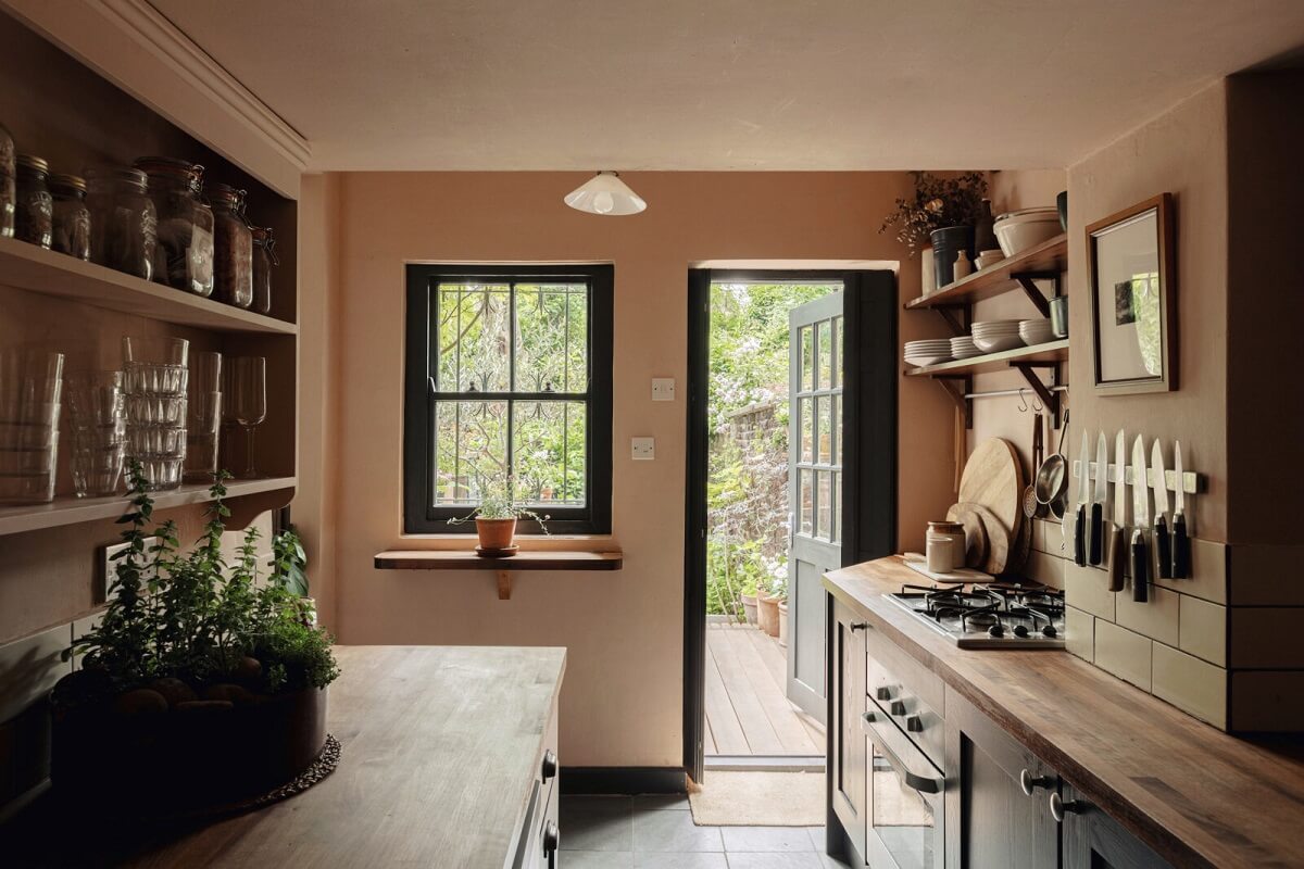 kitchen-pink-walls-dark-gray-cabinets-nordroom