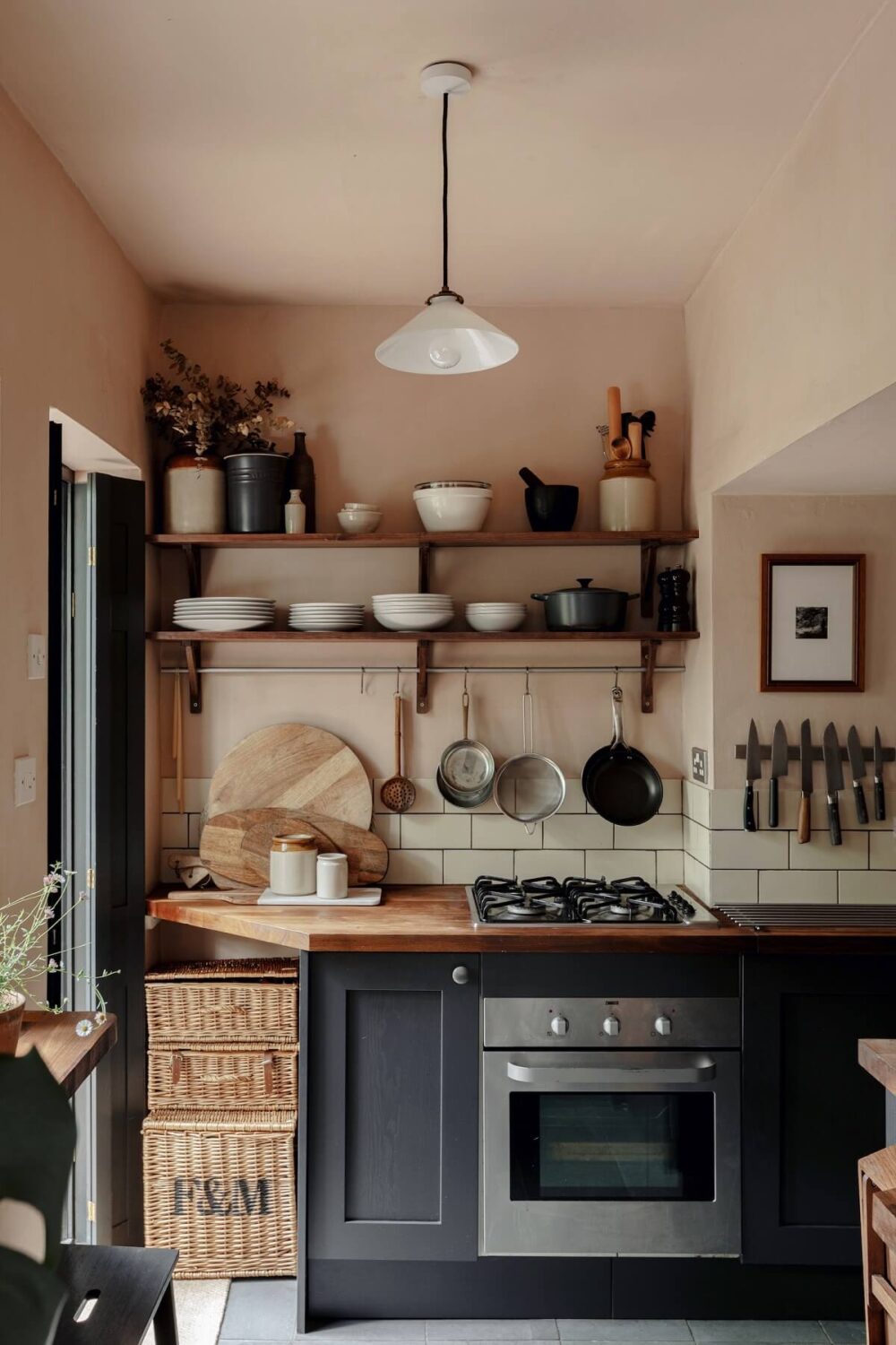 kitchen-pink-walls-dark-gray-cabinets-open-shelves-period-home-london-nordroom