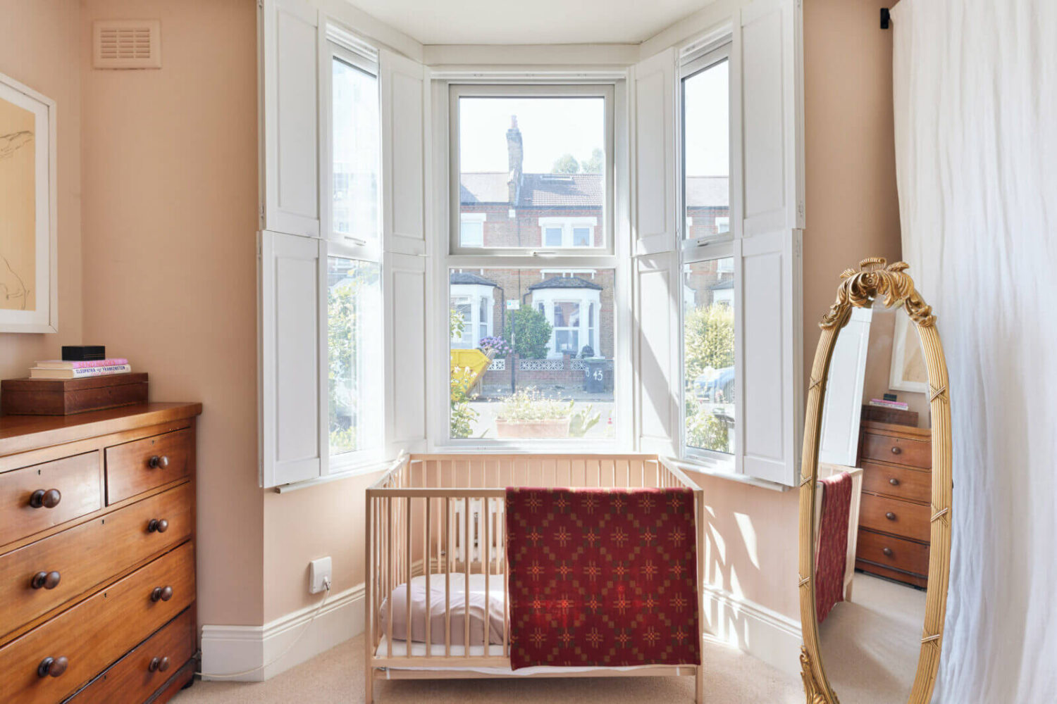 pink-bedroom-crib-bay-window-nordroom