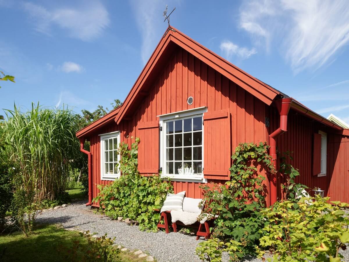 red-painted-summer-cottage-nordroom