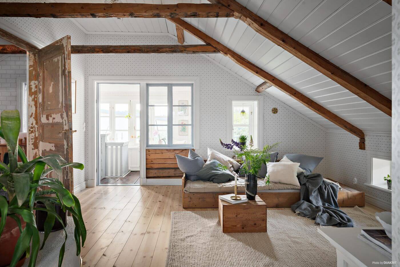 sitting-room-sloped-ceiling-wooden-beams-nordroom