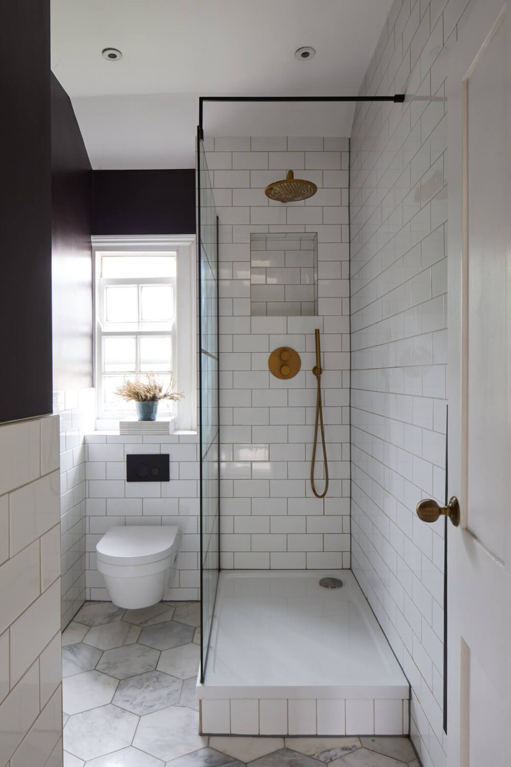 small-bathroom-white-subway-tiles-hexagon-floor-tiles-black-painted-walls-nordroom