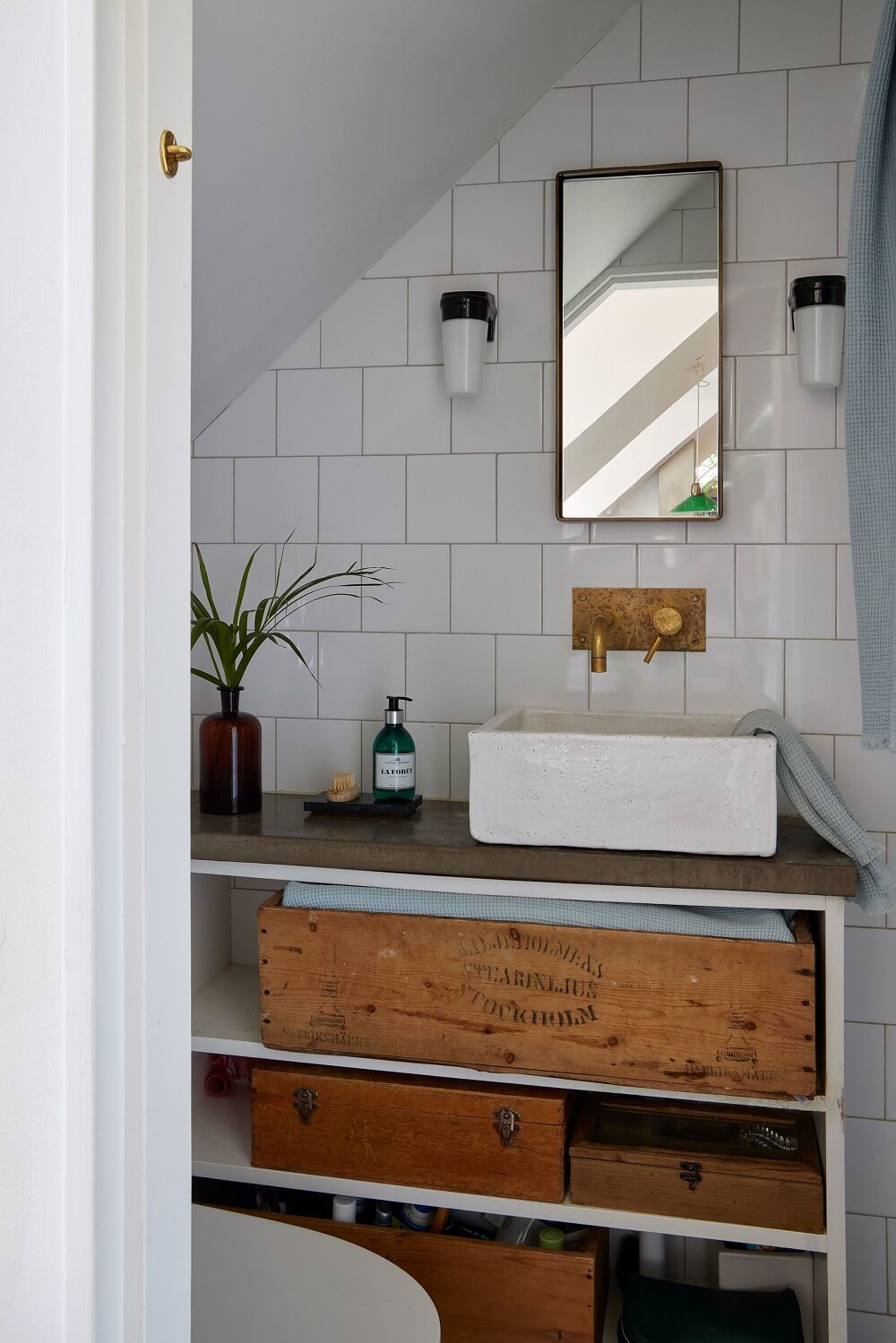 small-bathroom-white-tiles-vintage-boxes-nordroom