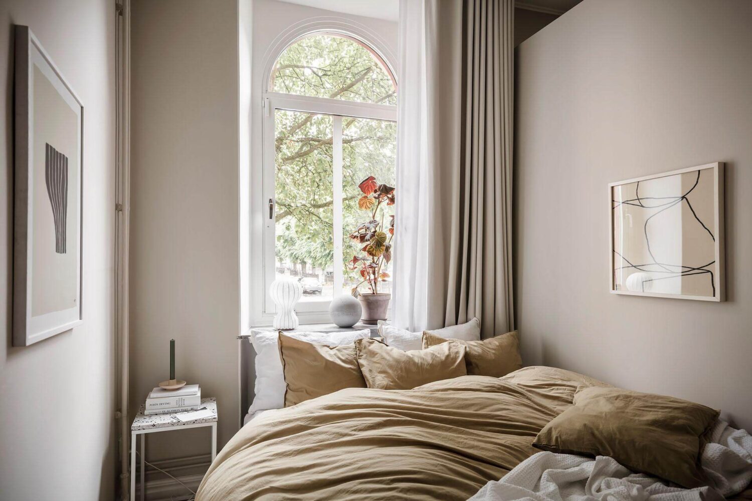 small-sand-colored-bedroom-ochre-bedding-arched-window-nordroom