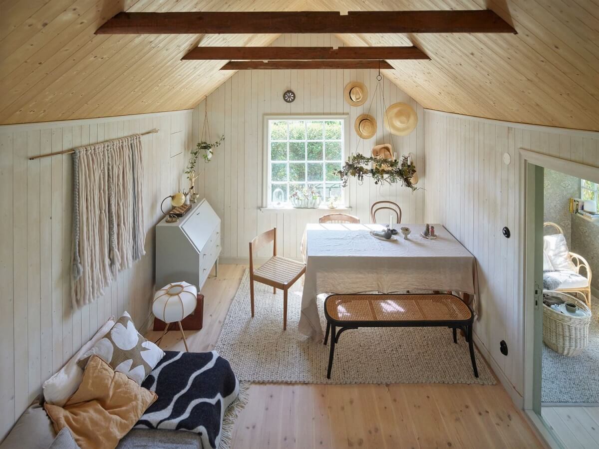 swedish-cottage-allotment-exposed-beams-nordroom