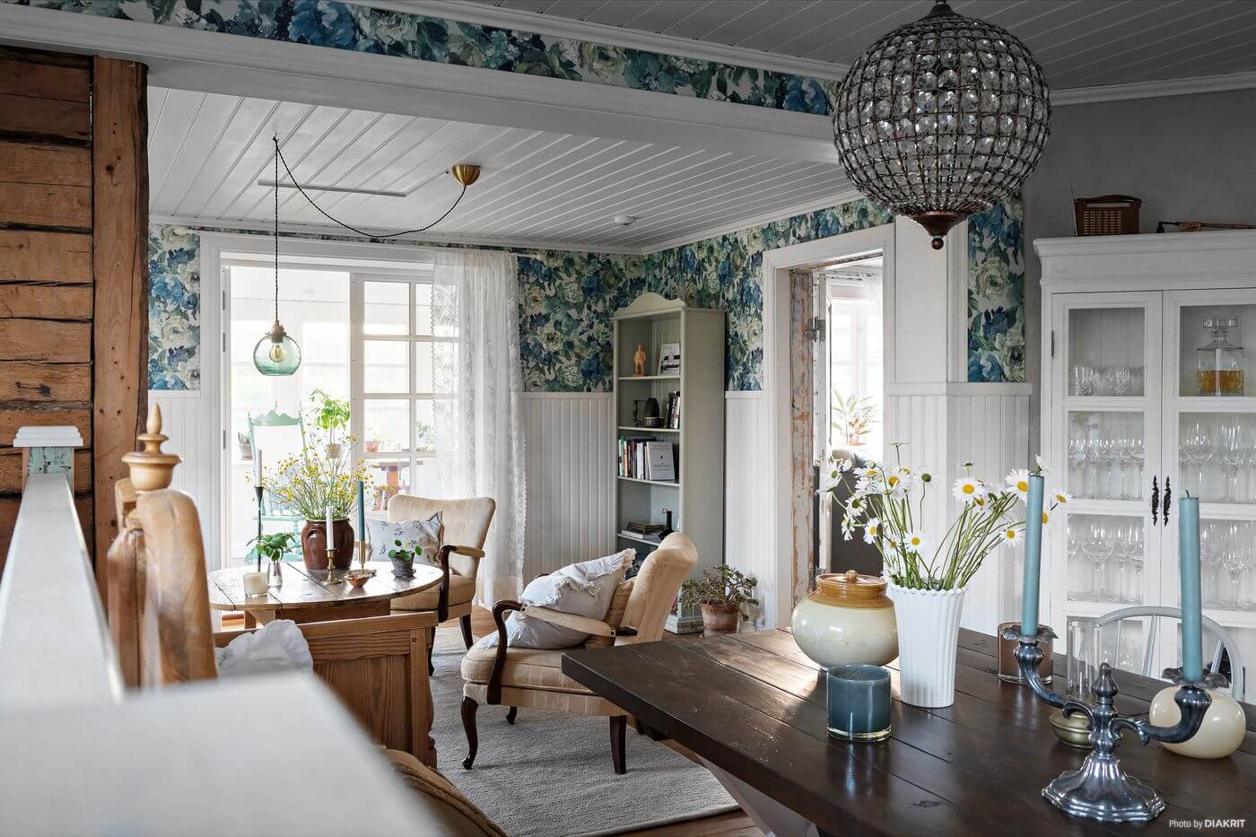 swedish-country-home-dining-room-sitting-room-wallpaper-nordroom