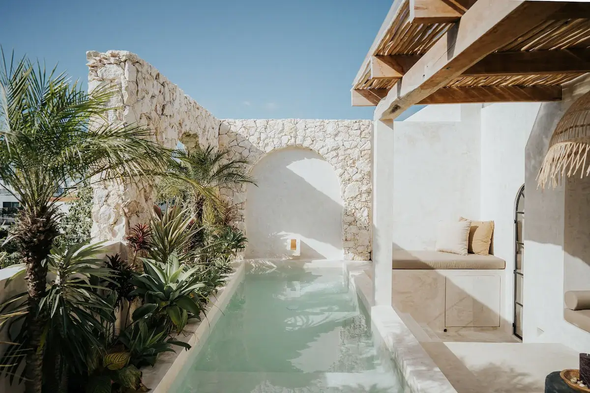 swimming-pool-stone-wall-lounge-airbnb-nordroom