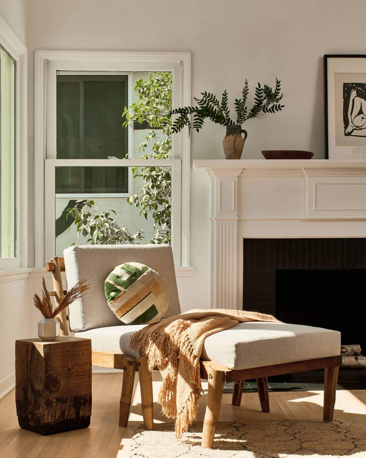 warm-los-angeles-sitting-room-chaise-longue-fireplace-nordroom