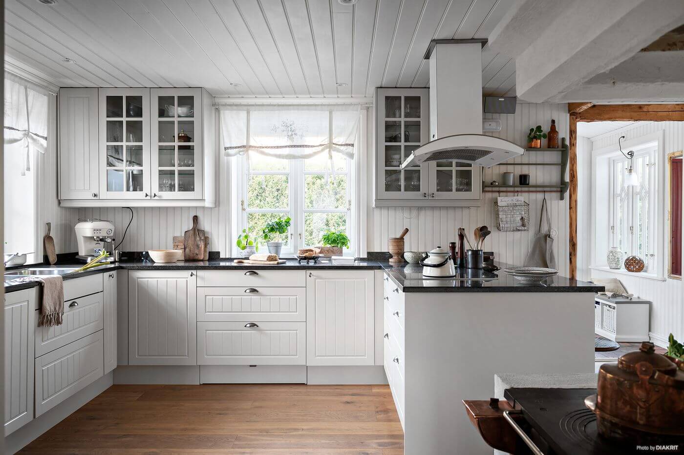 white-country-kitchen-swedish-home-nordroom