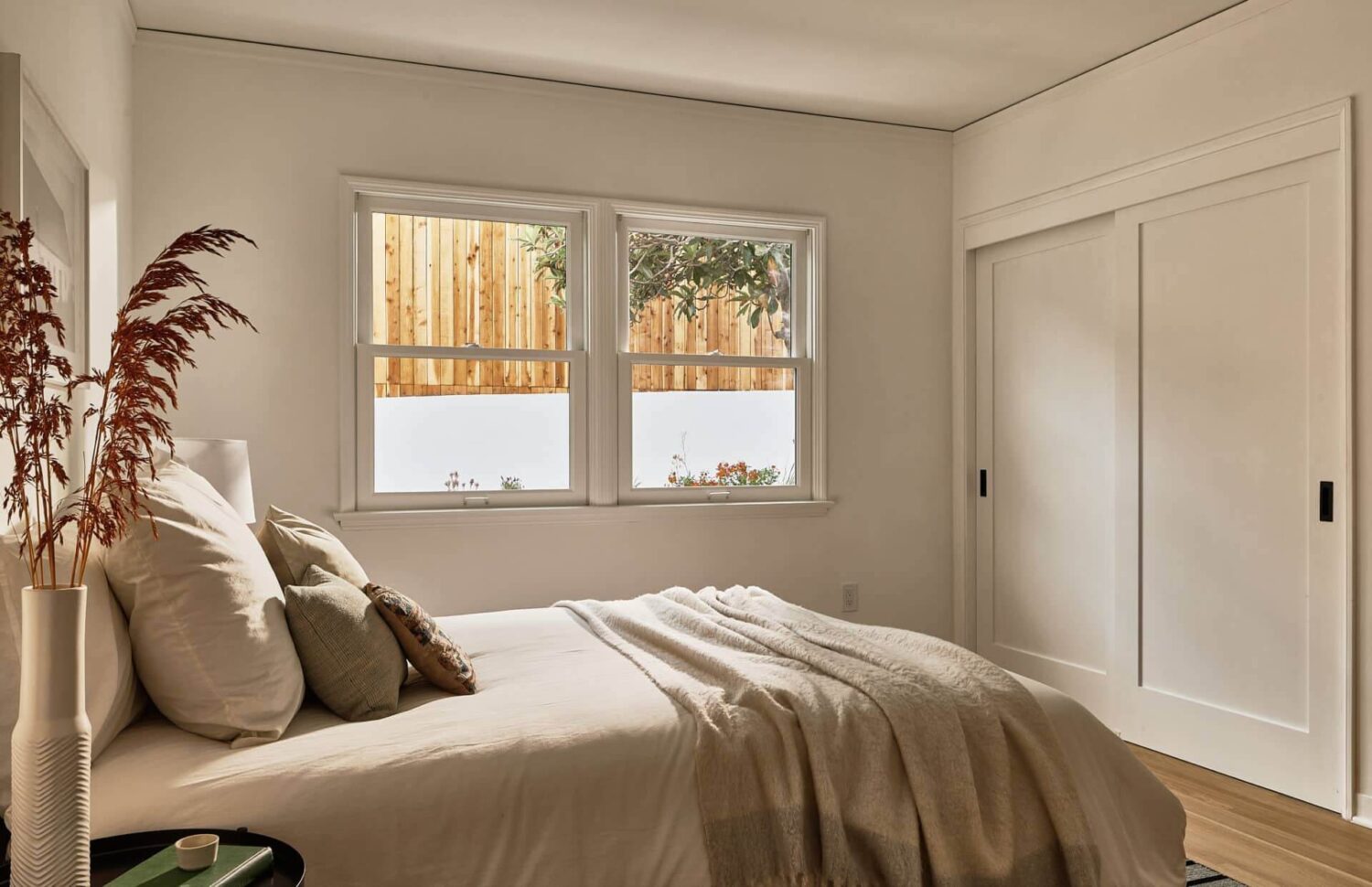 white-guest-bedroom-built-in-wardrobes-nordroom