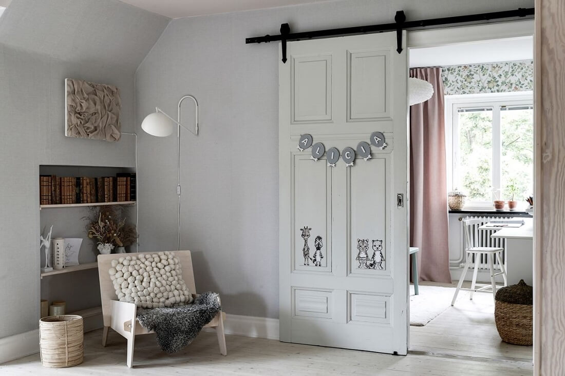 white-painted-barn-door-nordroom